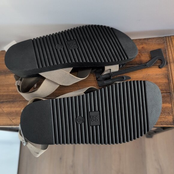 NWT No Boundaries Size 6 Women's Cross-strap Toe Loop Taupe Sandles - Picture 6 of 6